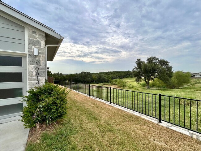 Building Photo - 4 Bed / 3 Bath Smart Home with Quartz Kitc...