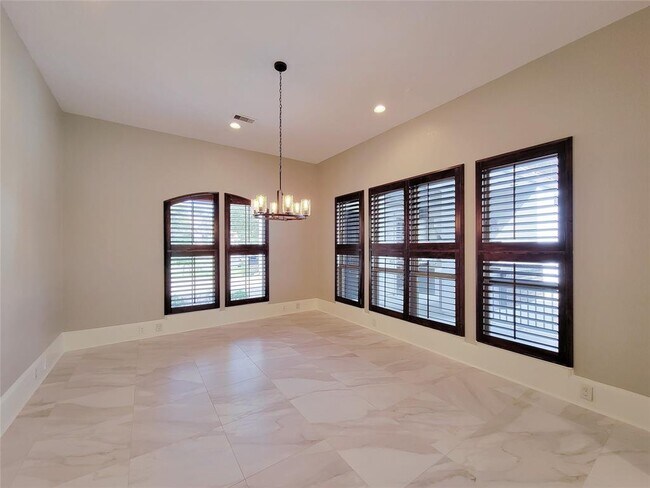 Building Photo - 26 Kingscote Way