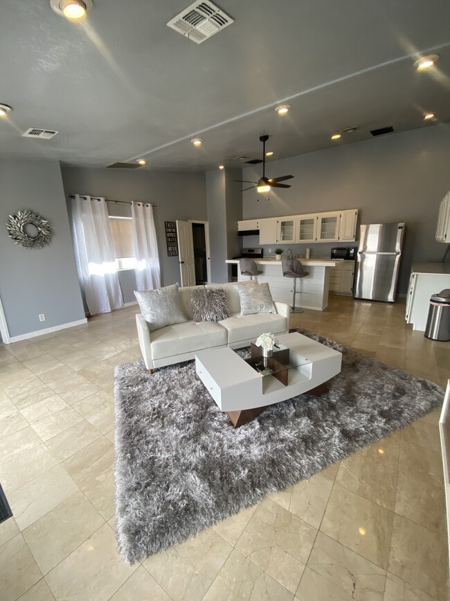 Building Photo - 2112 Naco Ct