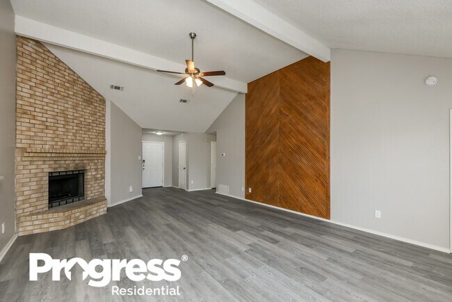 Foto del edificio - 8221 Cloverglen Ln