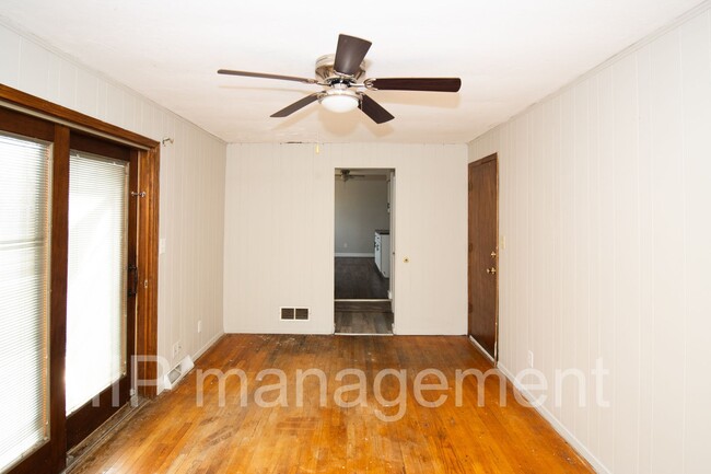 Building Photo - LARGE 3 BED/1.5BATH SINGLE FAMILY HOME WIT...