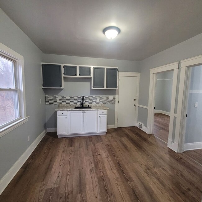 Foto del edificio - 2810 E 120th St