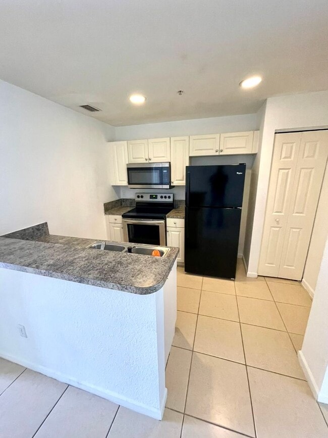 Building Photo - Two bedroom condo in gated Marsh Harbour c...