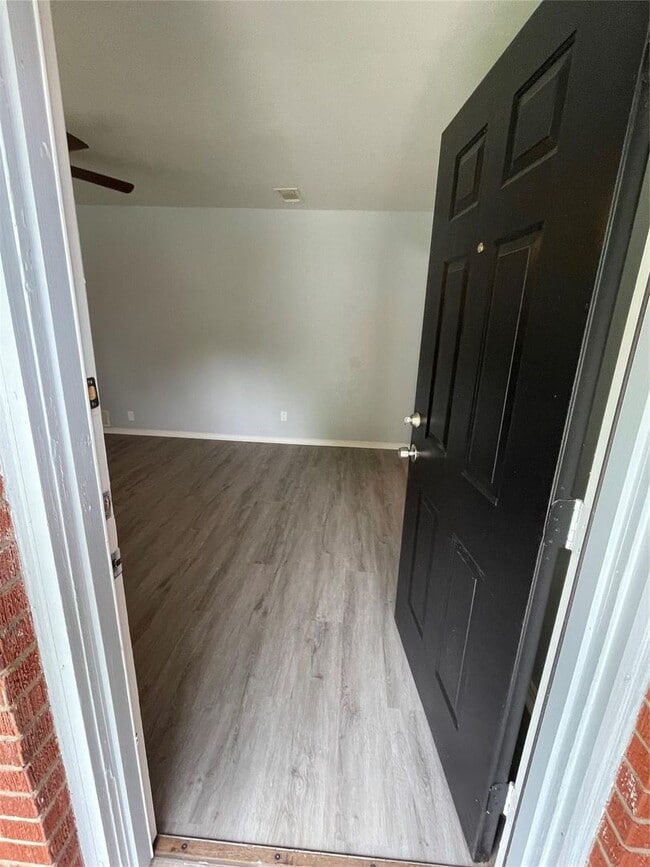 Building Photo - 3 BR/2.5BA | Updated Single Family Home | 1-Car Garage Parking | Fenced backyard