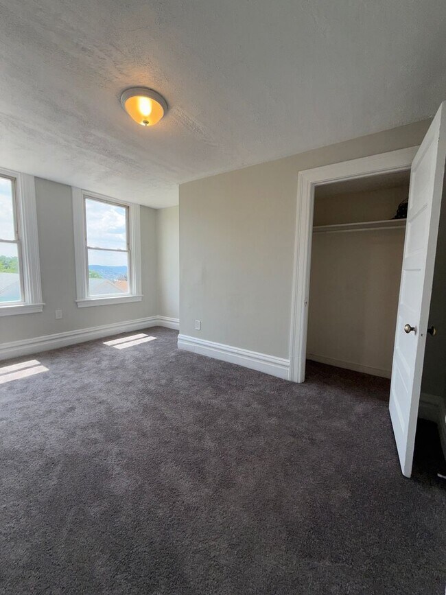Foto del edificio - 2 Bed 1 Bath in Swissvale!