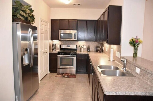 Foto del edificio - 7907 Bachwood Dr Dr