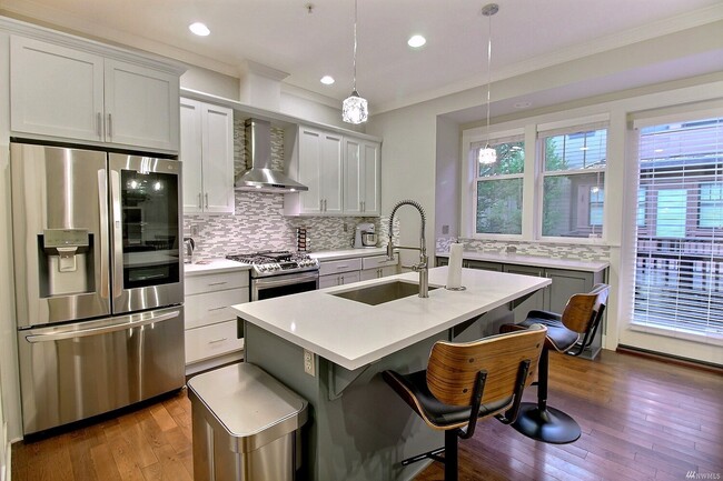 Gourmet Kitchen w quartz counters - 1114 NE Park Dr