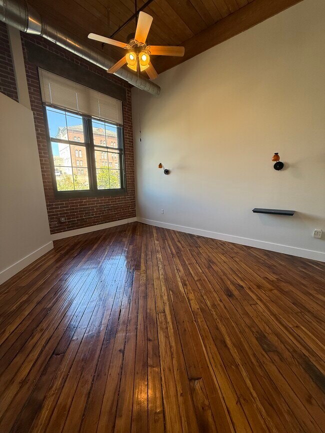 Bedroom - 99 Allen St