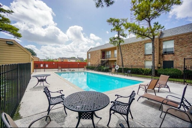 Building Photo - 3303 W Greenridge Dr