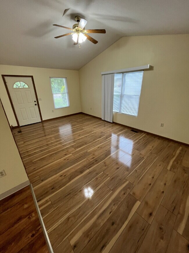 Foto del edificio - 1352 Campbell Rd