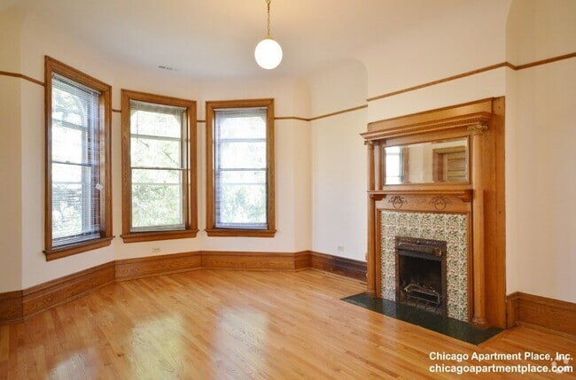 Building Photo - 2214 N Kenmore Ave