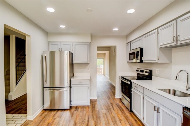 Building Photo - Beautifully Renovated Townhome Close To Ty...