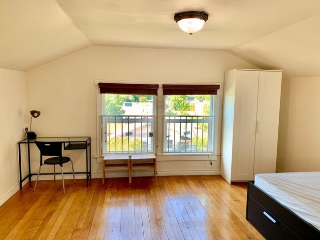 Foto del edificio - 1327 W 35th St