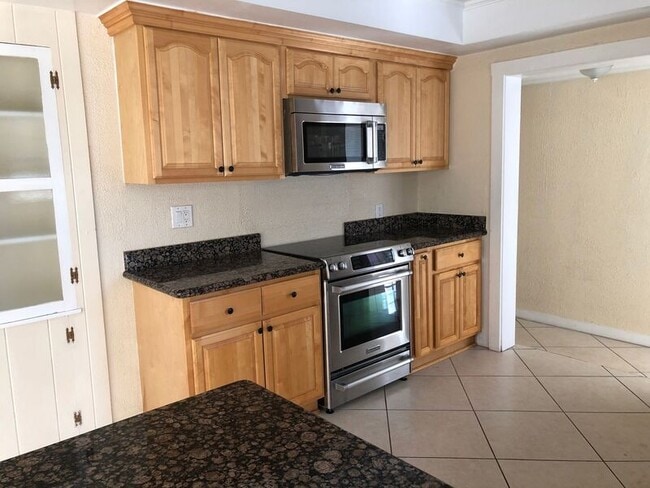 Building Photo - 1760 Bryan Ave