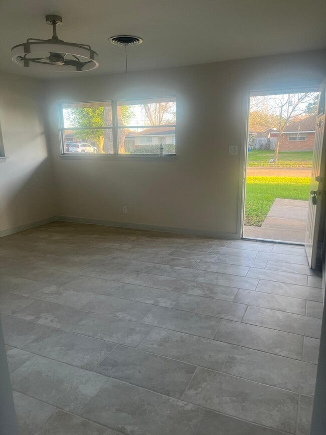 Building Photo - 3517 Tanglebriar Dr