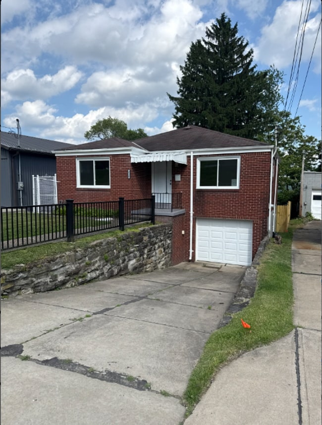 Building Photo - Adorable 3 Bedroom, 2 Bathroom Home with Garage & Off-Street Parking