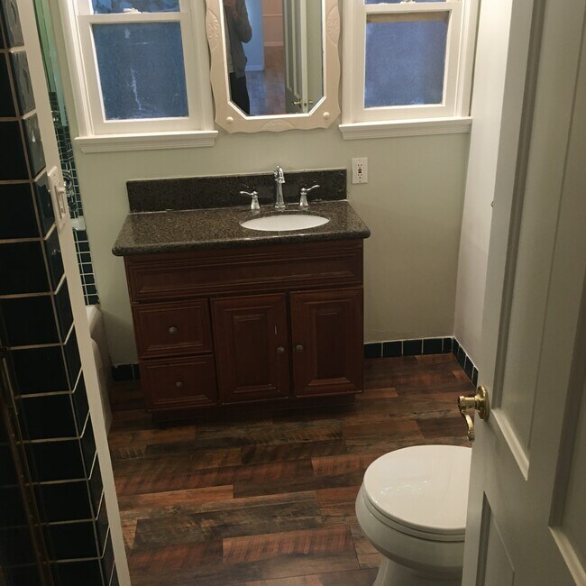 Foto del edificio - 5650 Rhodes Ave