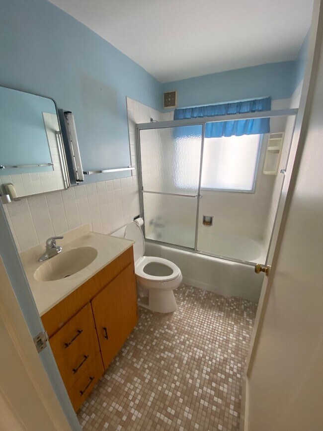 Building Photo - AVAILABLE JUNE 15TH - 3 BED 1 BATH