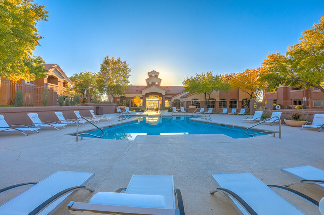 Disfruta de los días soleados de relajación junto a la piscina - Altezza High Desert