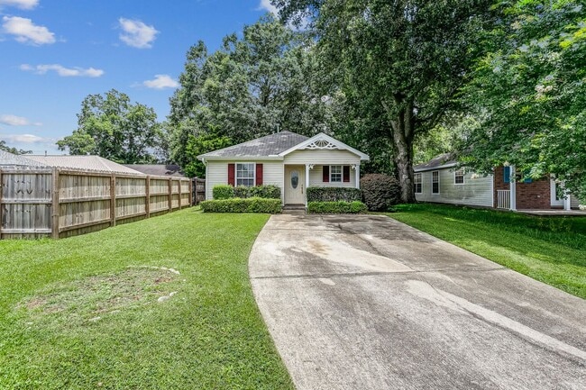 Building Photo - Adorable two-bedroom home with bonus room