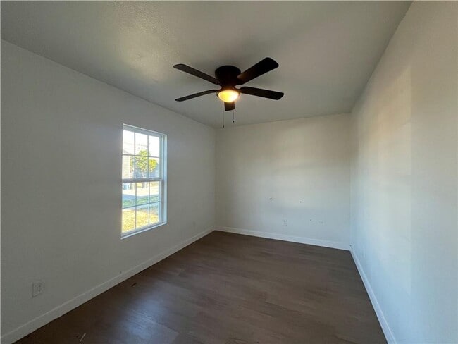 Building Photo - ONE BEDROOM APT WITH WATER PAID