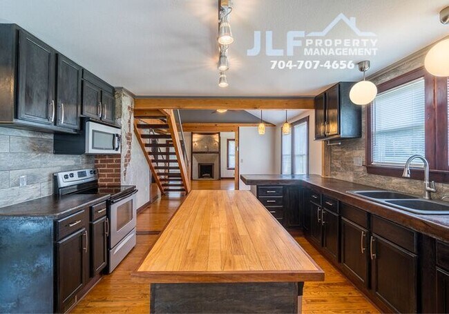 Building Photo - Charming country cottage with tons of extr...