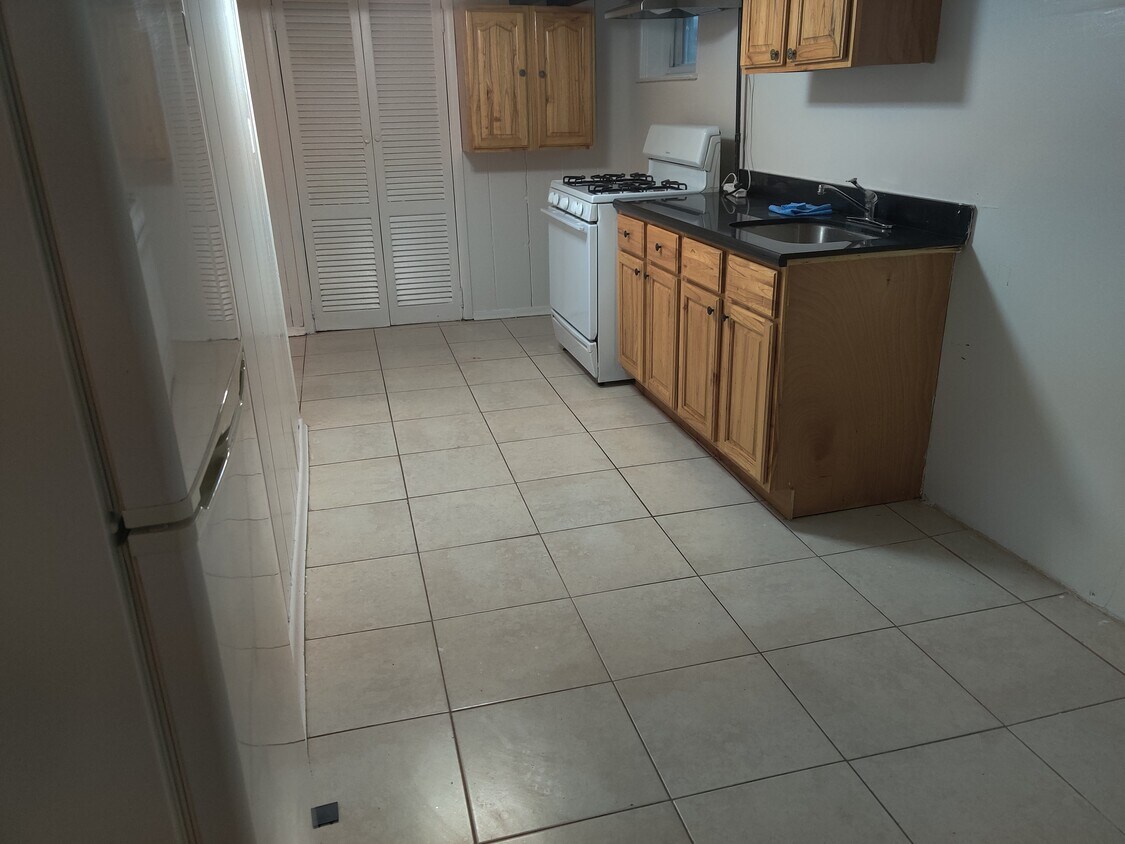 Kitchen and dining area - 889 Yale Pl