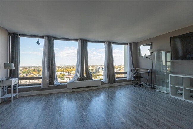 Building Photo - 5445 N Sheridan Rd