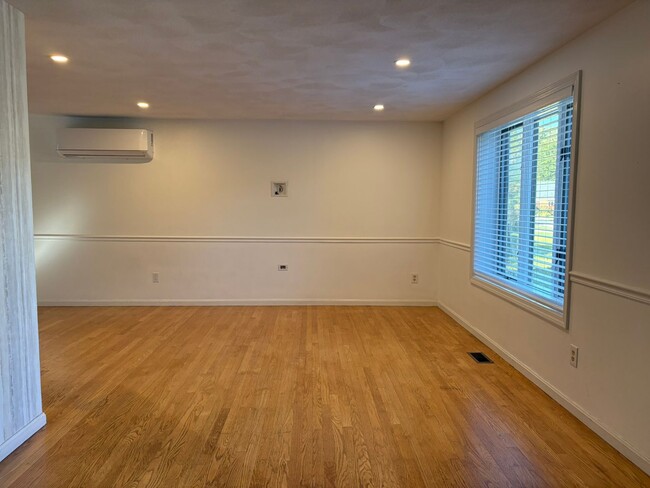 Building Photo - Private Home | 3 Bedroom 2 Bathroom | Huge...