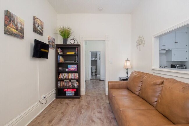 Foto del edificio - Lovely 1 Bedroom 1 Bathroom Old Town Home!