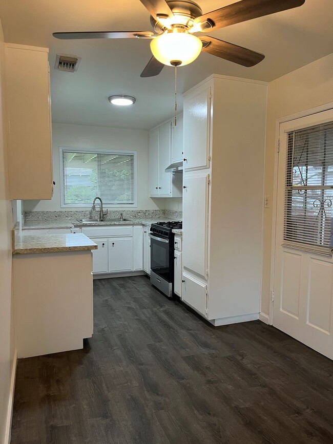 Building Photo - Lovely 3 Bedroom 1 Bath House with Garage