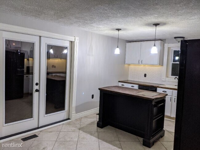 Foto del edificio - 3 br, 1.5 bath House - 23 N. Sycamore St.