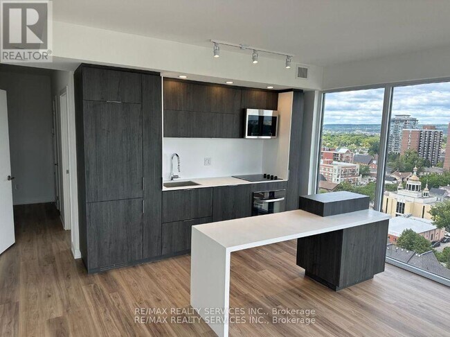 Building Photo - 370 Martha St