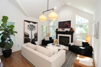 Building Photo - 1401 NE Dysart Woods Ln