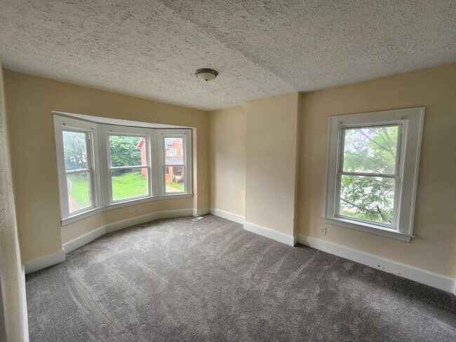 Building Photo - Charming & Cozy 3-Bedroom Home for Rent – ...