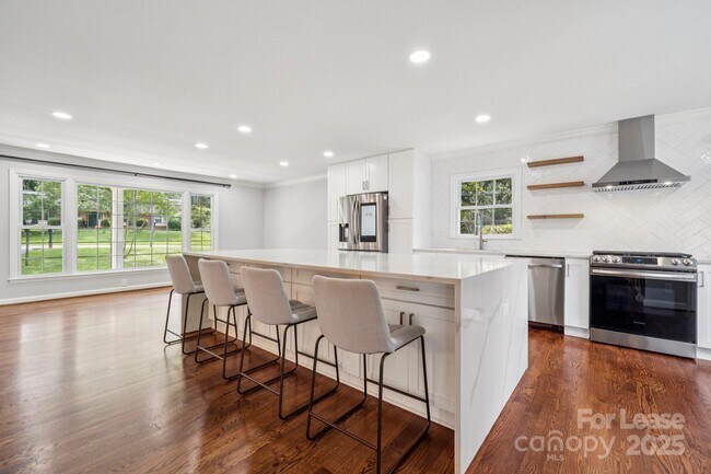 Foto del edificio - 8323 Cliffside Dr