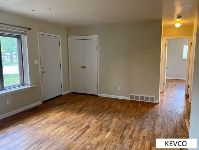 Building Photo - 1100-1102 Castlerock Dr