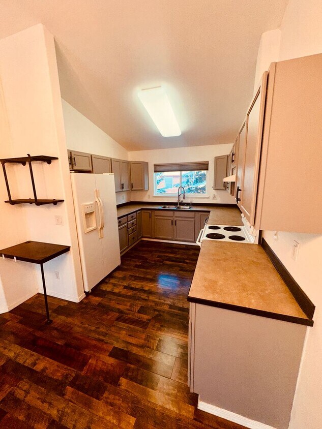 Primary Photo - ROOM FOR RENT-ALL UTILITIES PAID BY OWNER!...