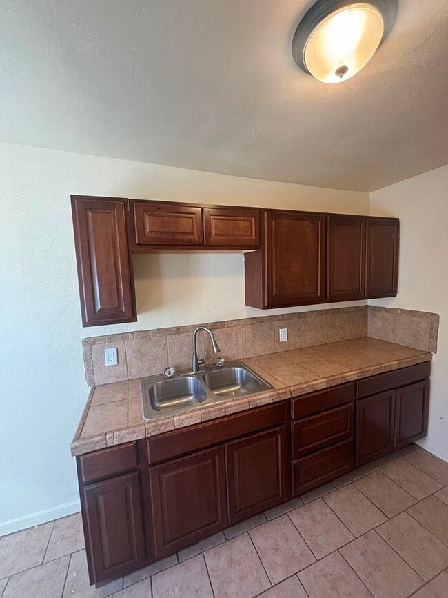 Building Photo - 1024 1/2 W 65th St