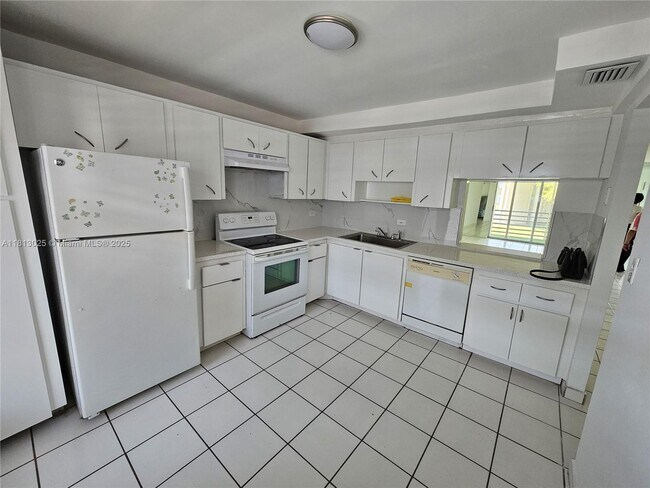 Foto del edificio - 447 NE 195th St