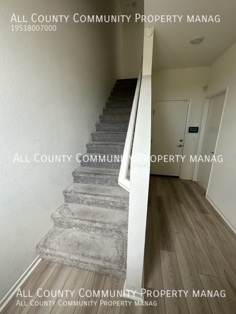 Foto del edificio - 3 Story Condo in San Diego