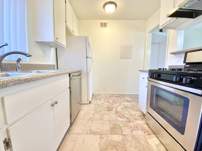 Building Photo - Gramercy Courtyard Apartments