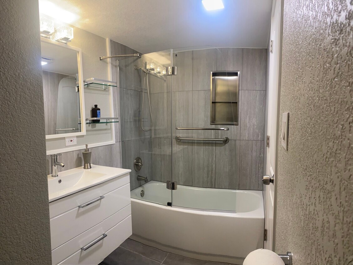 Foto principal - 9370 E Girard Ave