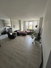 Building Photo - 5550 Ch De La Côte-Saint-Luc