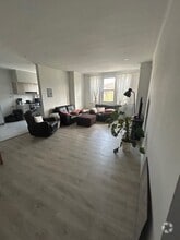 Building Photo - 5550 Ch De La Côte-Saint-Luc