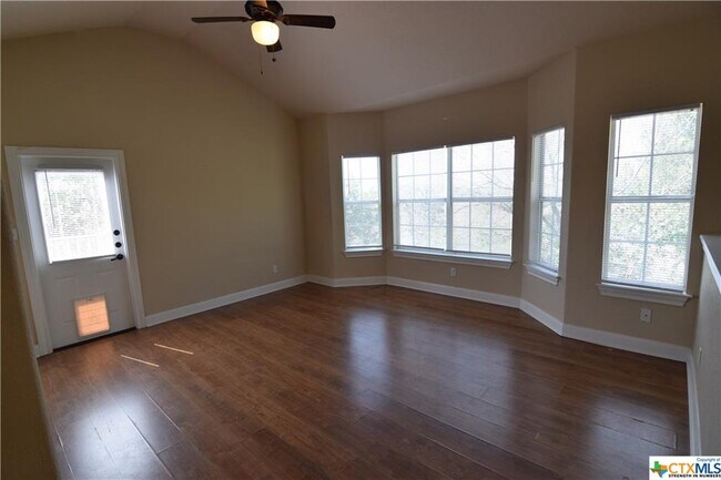 Building Photo - 1020 Misty Acres Dr