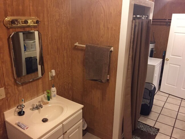 Foto del edificio - Beautiful 4 Bedroom/2 Bathroom Home Availa...