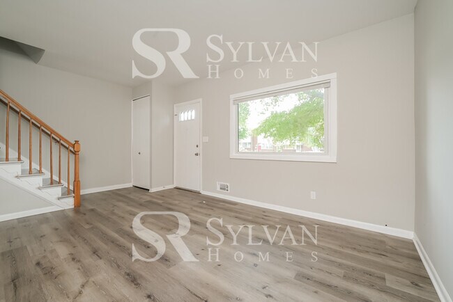 Building Photo - Impressive 3 BR, 2 BA Townhome