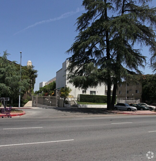 Foto principal - 15015 Sherman Way