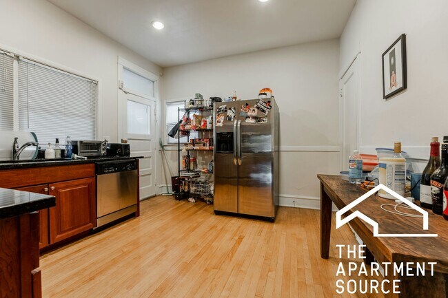 Foto del edificio - 3010 N Greenview Ave